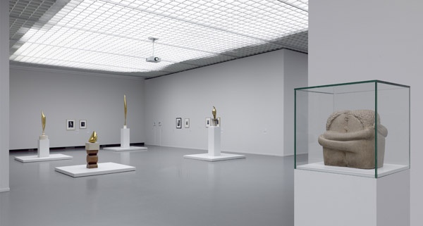 Brancusi, Rosso, Man Ray "Framing Sculpture" installation view at Museum Boijmans Van Beuningen, Rotterdam, 2014